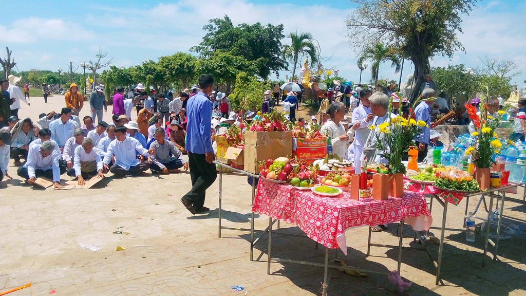 Nhiều người lập bàn để hoa, trái cây để cầu an trước tượng Phật bà Nam Hải - Ảnh: Trần Thanh Phong