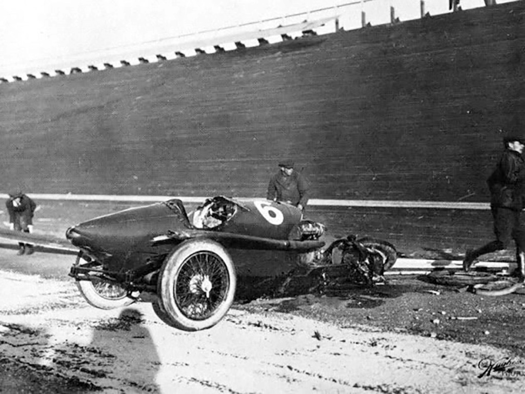 Chiếc xe của Gaston Chevrolet gặp tai nạn tại cuộc đua Beverly Hills - Ảnh: tư liệu