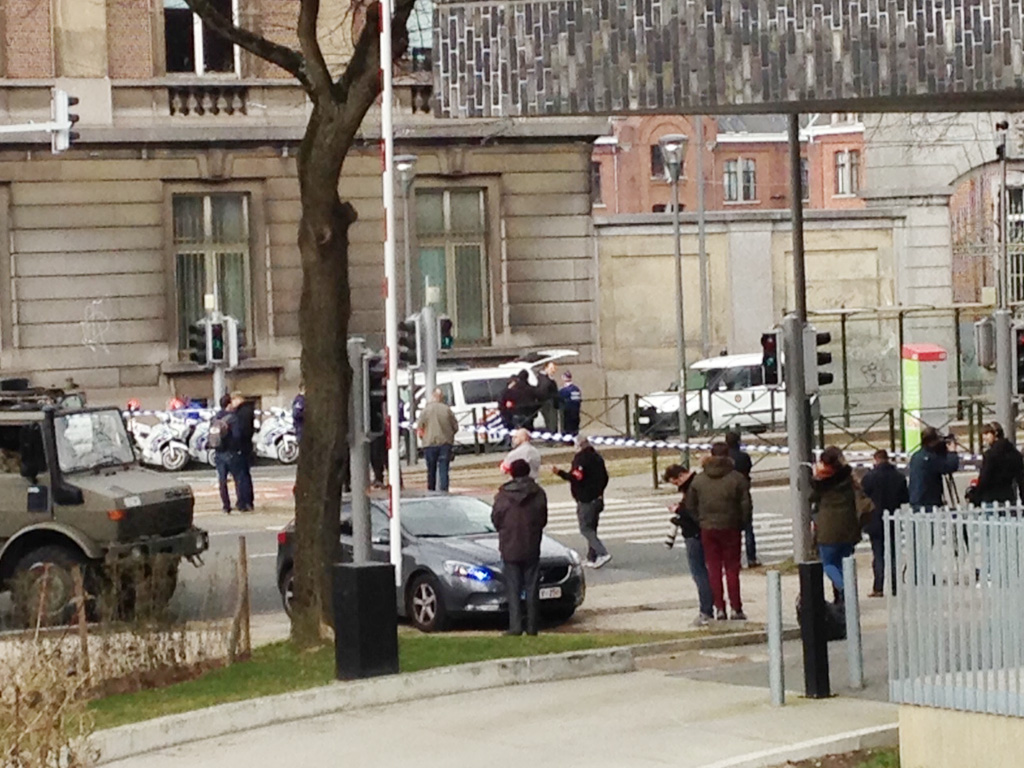 Cảnh sát phong tỏa một khu vực tại Brussels - Ảnh: T.N.K.N