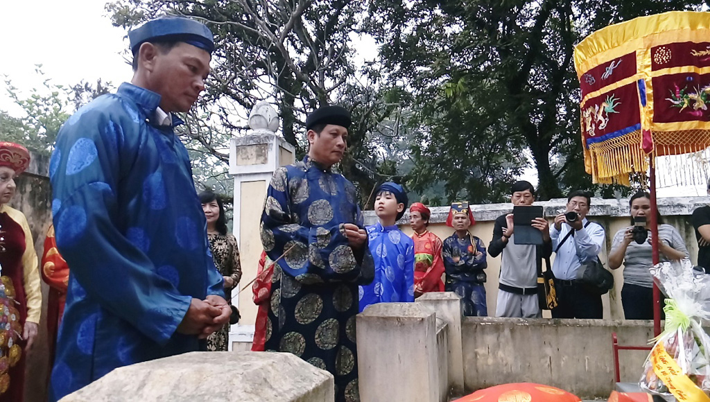 Ở tuổi 52, ông Bảo Tài mới lần đầu được dâng hương lên mộ ông nội - vua Thành Thái (di tích quốc gia ở đường Duy Tân, phường Phước Vĩnh, TP.Huế)