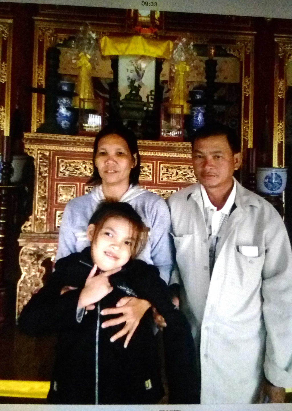 Từ sự tài trợ của Trung tâm Bảo tồn di tích cố đô Huế, trong những ngày cuối tháng 3.2016 gia đình nhỏ ông Nguyễn Phước Bảo Tài đã được thăm Thế Miếu (Đại nội Huế) – nơi thờ 13 vị vua triều Nguyễn - Ảnh: Đình Toàn