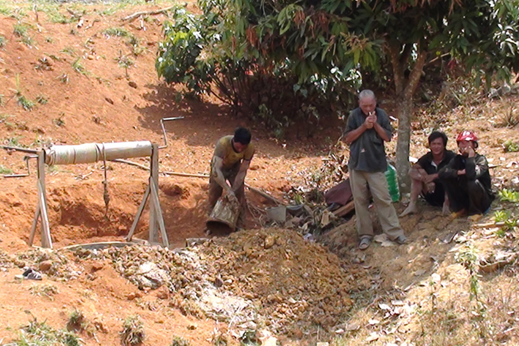 Người dân đào giếng tìm nguồn nước - Ảnh: Lâm Viên