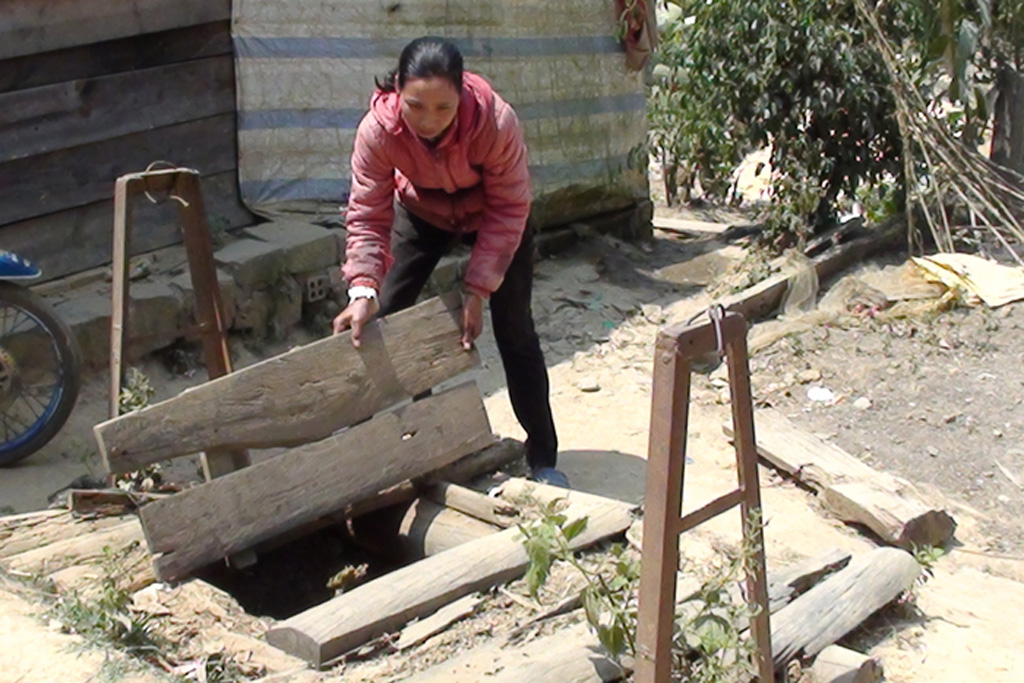 Giếng nhà chị Ma Lượm, thôn Phú Cao (xã Tà Hine), không còn giọt nước nào - Ảnh: Lâm Viên