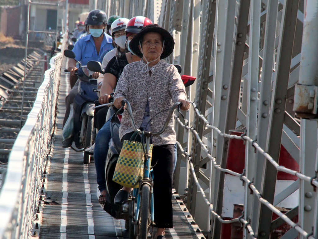 Lối đi bên hành lang cầu Ghềnh từ cuối năm 2014 chỉ cho lưu thông một chiều - Ảnh: Lê Lâm