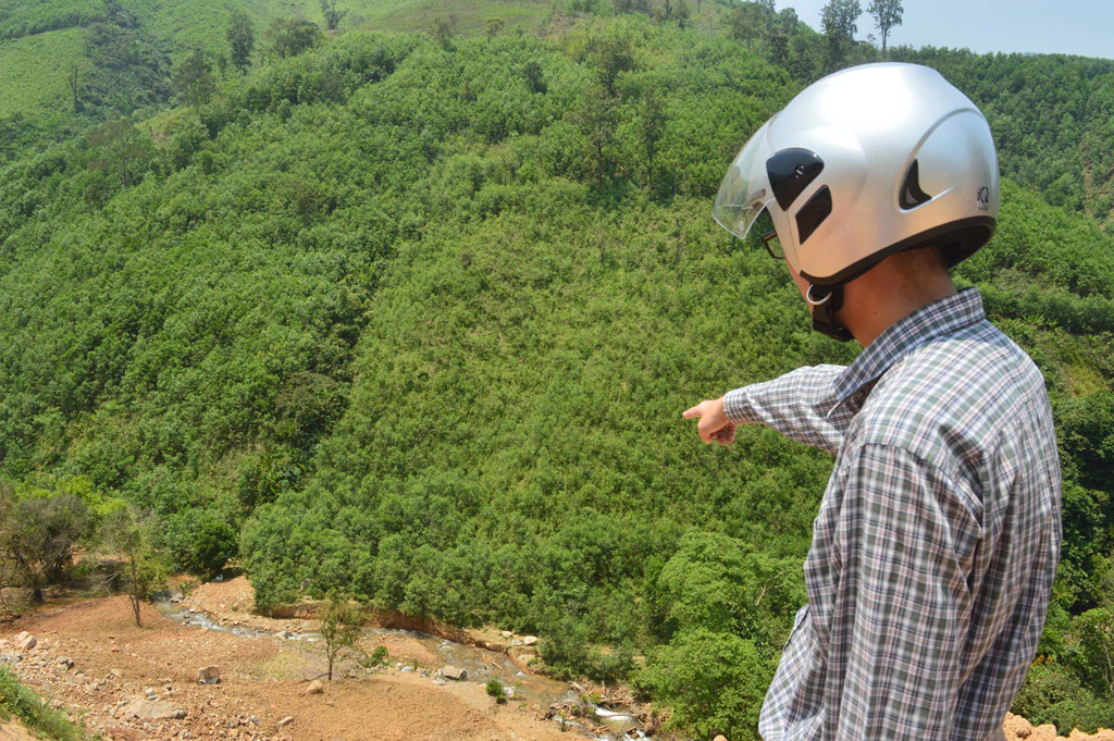 Thi công các hạng mục dự án thủy điện Đăkre làm thay đổi dòng chảy suối Cà Len, gây sạt lở đất rừng sản xuất - Ảnh: Hiển Cừ