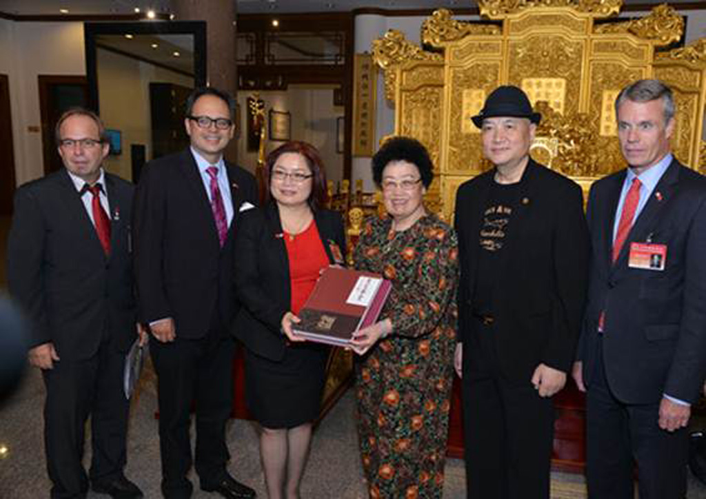 Trần Lệ Hoa và Trì Trọng Thụy trong một sự kiện của Bảo tàng Red Sandalwood ở Bắc Kinh - Ảnh: weibo nhân vật