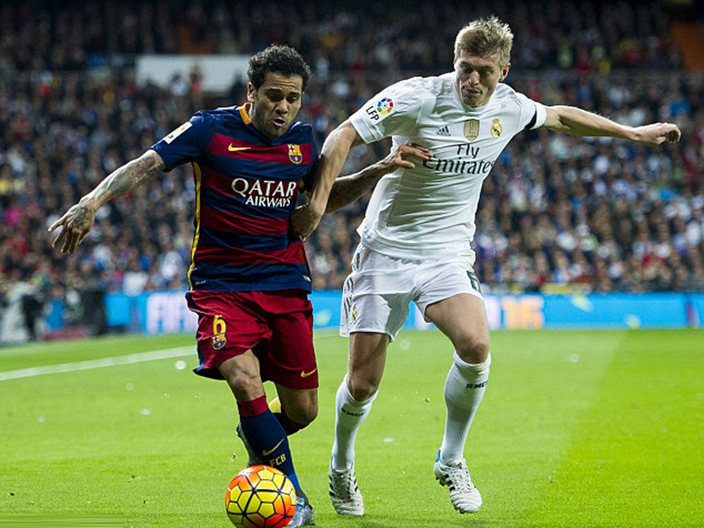 Real (phải) khó thắng Barcelona đang có nhiều ưu thế trong tay - Ảnh: AFP