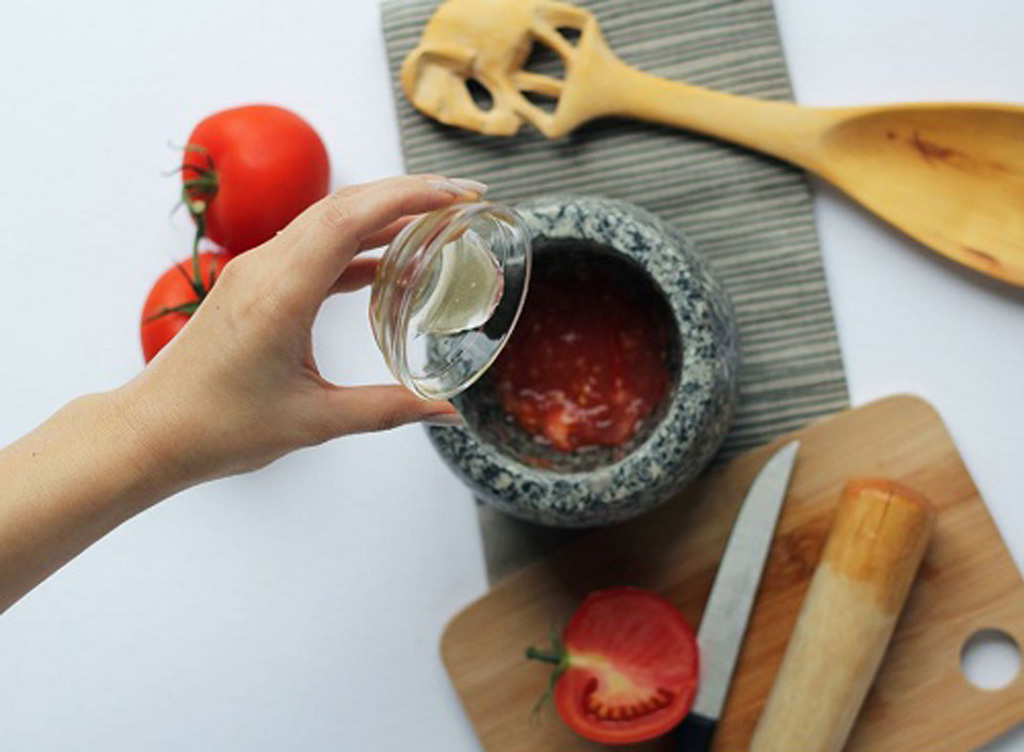 Da trắng mịn, giảm mụn đáng kể khi dùng cà chua và mật ong
