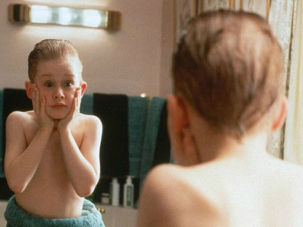 Macaulay Culkin nổi tiếng qua phim Ở nhà một mình khi mới 10 tuổi - Ảnh chụp từ clip