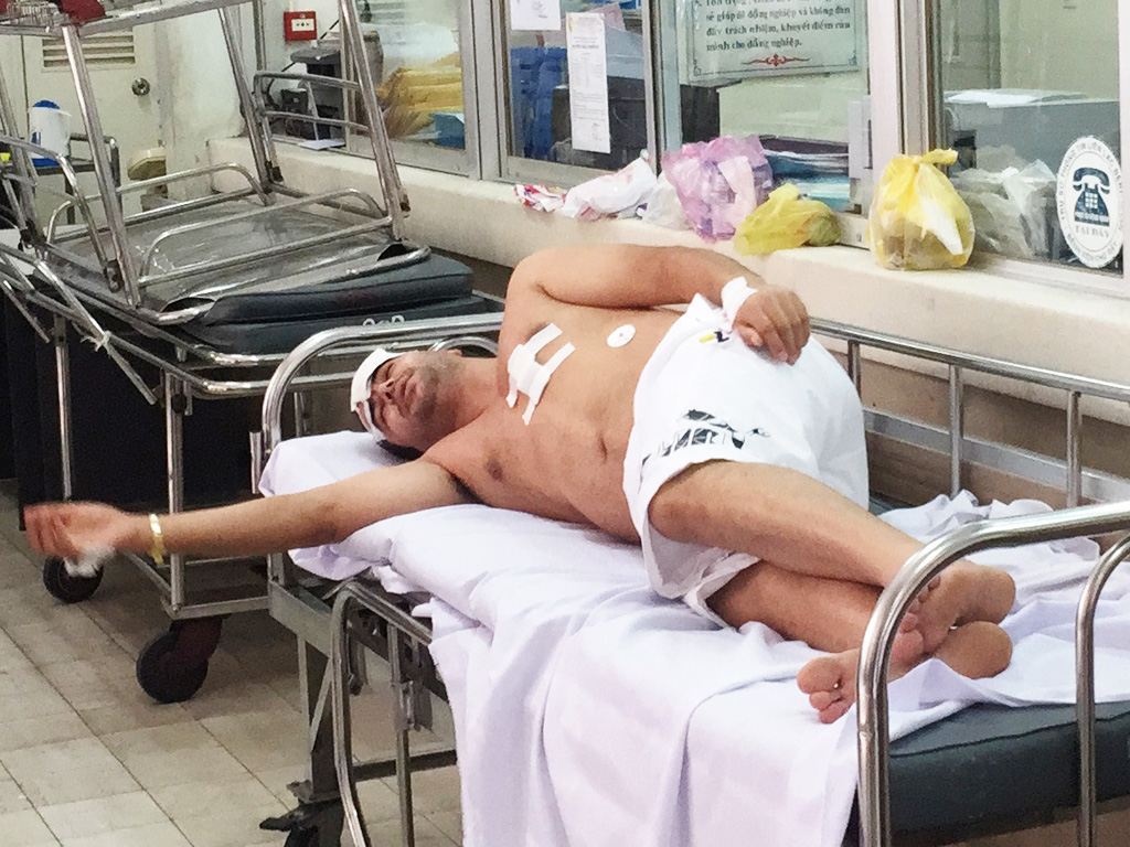 Anh Rachid bị cướp đâm, phải cấp cứu tại Bệnh viện Chợ Rẫy - Ảnh: Khả Lâm
