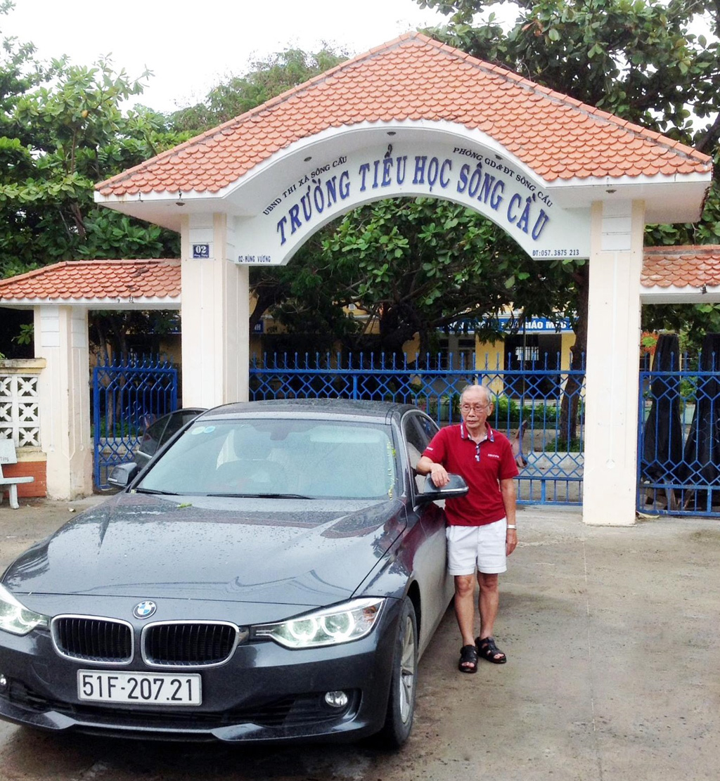 Trong hành trình xuyên Việt, ông đã có dịp ghé thăm lại ngôi trường tiểu học của mình tại Phú Yên