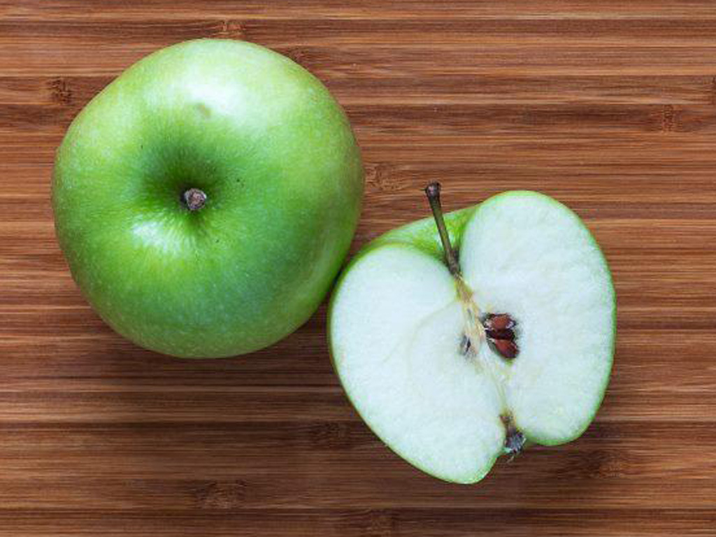 Tránh ăn phải hạt của táo - Ảnh: Shutterstock