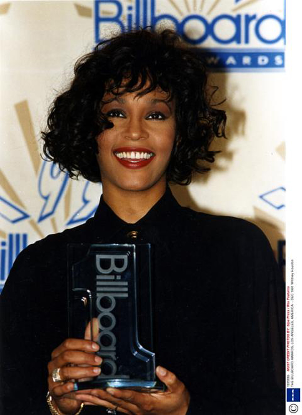 Giải thưởng Billboard 1993 của Whitney Houston sẽ được mang bán đấu giá – Ảnh chụp màn hình: Buzzfeed