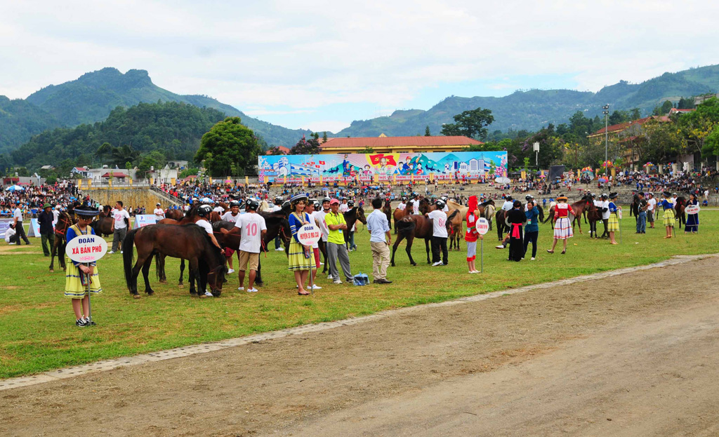 (iHay) Nằm trong chương trình du lịch 8 tỉnh Tây Bắc, giải đua ngựa Bắc Hà được tổ chức lần thứ 10, diễn ra trong 2 ngày 4 – 5/6 tại sân vận động trung tâm huyện Bắc Hà. Giải đua thu hút rất nhiều đông đảo người dân địa phương và du khách đến xem. 