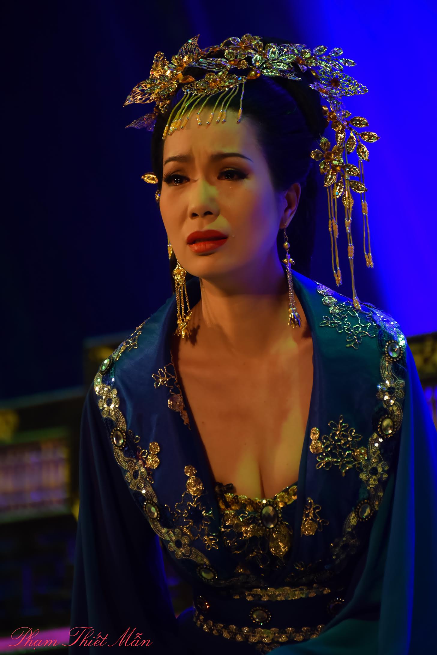 Á hậu Việt Nam 2014 lần đầu mặc bạo cho vở kịch cổ trang