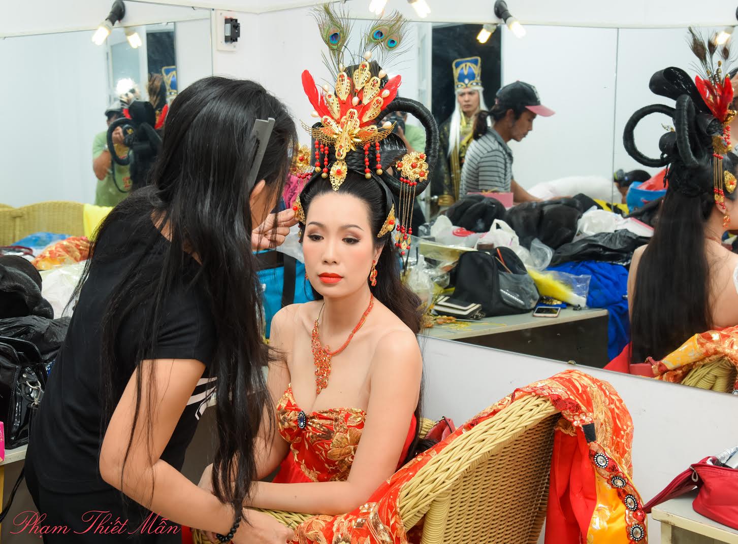 Trang phục tôn vòng một của nhân vật Hoàng hậu do Trịnh Kim Chi thủ vai làm khán giả liên tưởng đến nhận vật Võ Tắc Thiên của Phạm Băng Băng