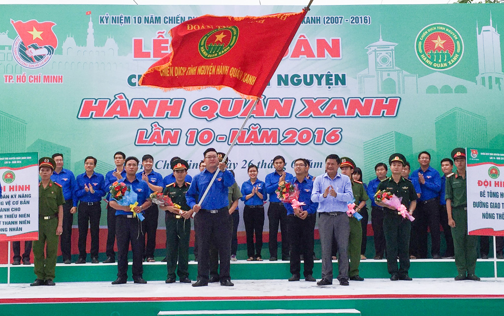 Anh Hồ Tấn Đạt, Chỉ huy trưởng chiến dịch tình nguyện Hành quân xanh năm 2016 nhận cờ lệnh xuất quân chiến dịch từ Phó chủ tịch UBND TP.HCM Huỳnh Cách Mạng - Ảnh: Lê Thanh