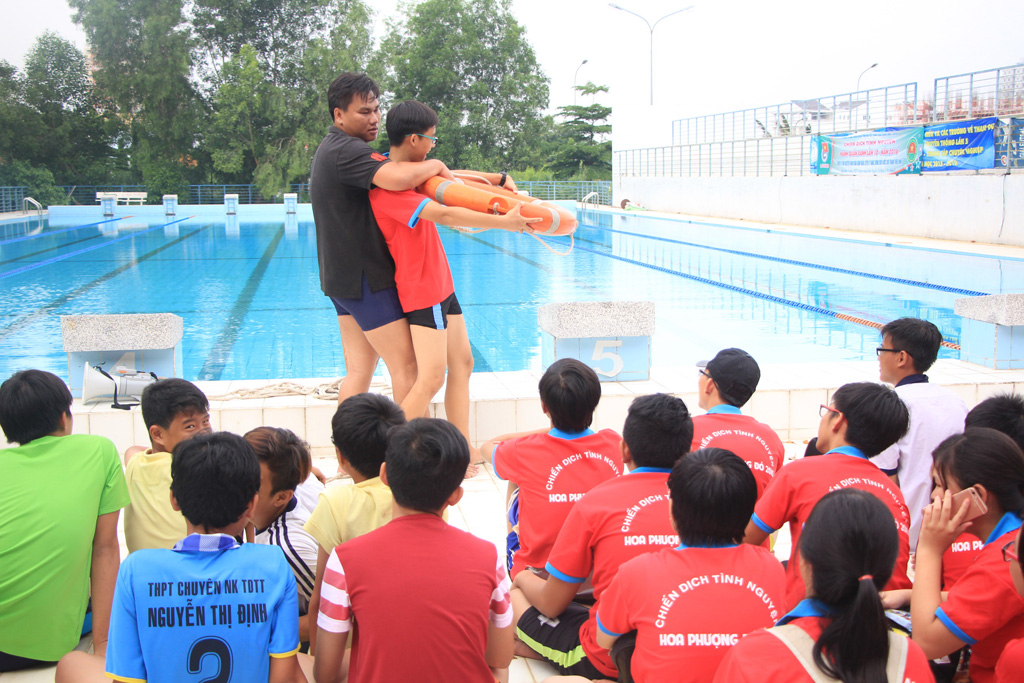Chiến sĩ tập huấn chống đuối nước cho học sinhẢnh: Lê Thanh
