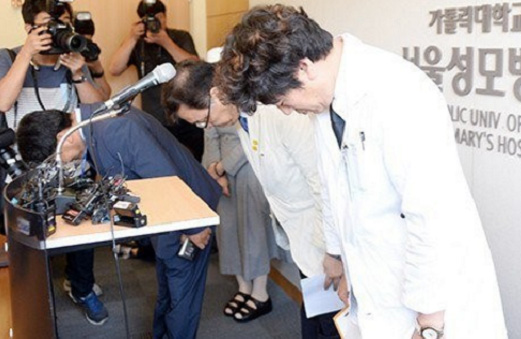 Các bác sĩ xin lỗi gia đình Kim Sung Min - Ảnh: Chụp màn hình TV Report