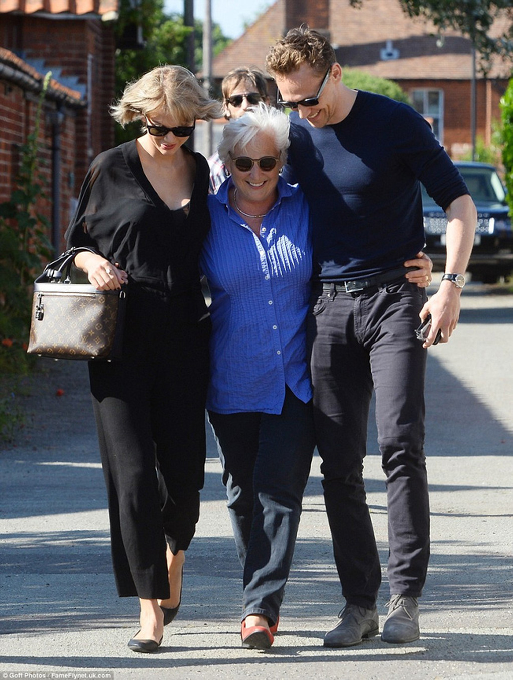 Taylor Swift và Tom Hiddleston cùng mẹ anh, bà Diana Hiddleston - Ảnh: Chụp màn hình Daily Mail