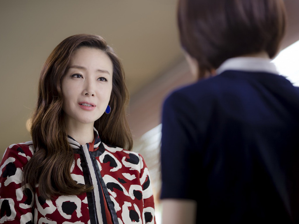 Vốn chỉ quan tâm đến công việc mà không màng yêu đương, nữ chủ tịch lạnh lùng Se Young (Choi Ji Woo) bất ngờ thay đổi khi gặp lại chàng nhân viên cô từng từ chối tuyển dụng – Suk Hoon