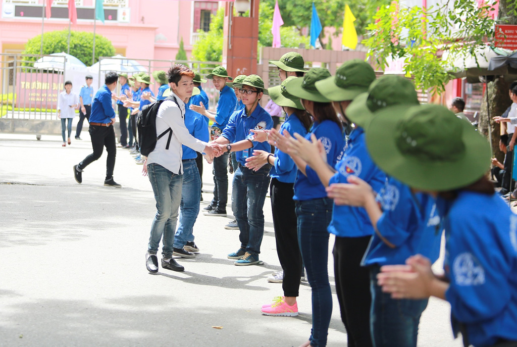 Không ngại nắng mưa, các chiến sĩ áo xanh tình nguyện “Tiếp sức mùa thi 2016” luôn túc trực và sẵn sàng giúp đỡ kịp thời để đảm bảo an toàn và giờ giấc thi cho các sĩ tử. Chính sự hỗ trợ tận tình, ấm áp ấy đã làm không khí những ngày thi trở nên sôi nổi hơn bao giờ hết