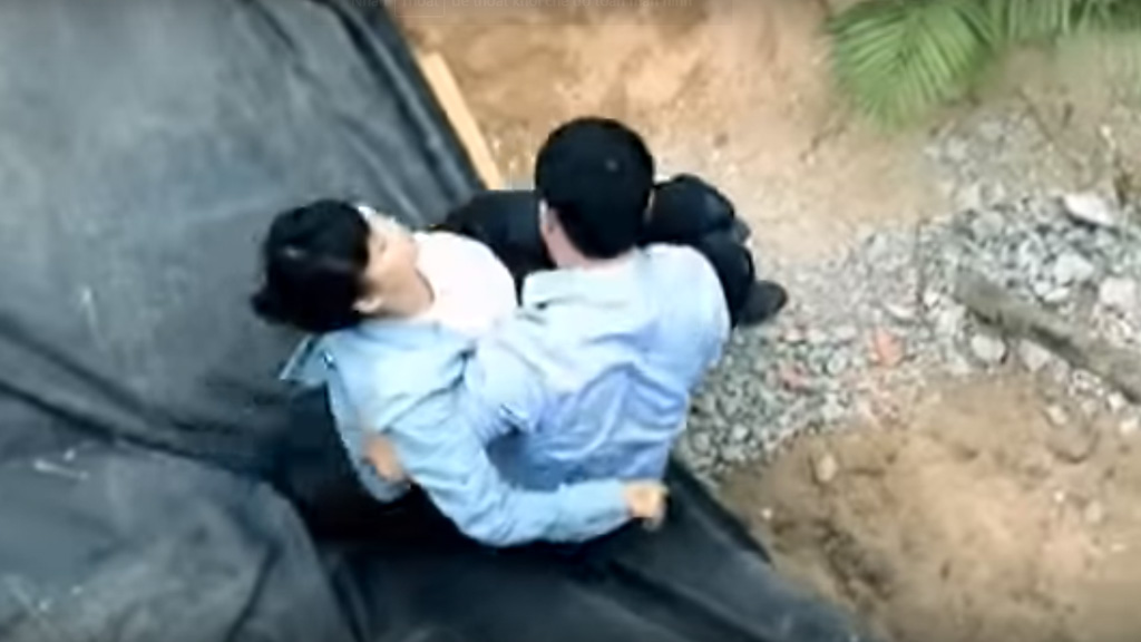 Hậu trường cảnh này: Trương Minh Cường vấp chân té nhào, khiến Phi Ngọc Ánh phải… nẹp cổ 2 tuần - Ảnh cắt ra từ clip phim Gai Hồng