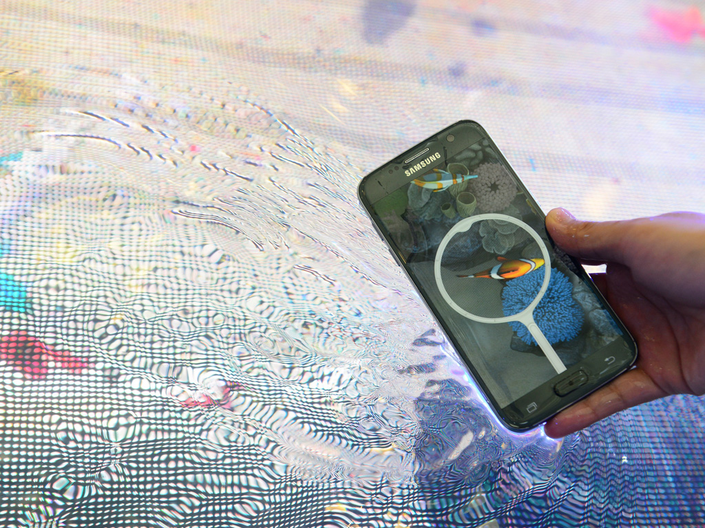 Mô phỏng trò chơi bắt cá kinh điển, sản phẩm Galaxy S7 edge dễ dàng bị dìm xuống nước nhưng vẫn vận hành mượt mà giúp người chơi thưởng thức trò chơi bắt cá ngay tại Galaxy Studio