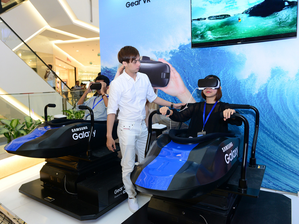 Khu vực trải nghiệm công nghệ thực tế ảo hàng đầu với kính Gear VR trình chiếu cảnh lướt sóng chân thực khiến khách tham quan vô cùng thích thú và hào hứng tham gia