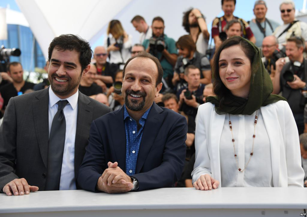 Ê-kíp phim gồm (từ trái qua): nam diễn viên Shahab Hosseini, đạo diễn Asghar Farhari và nữ diễn viên Taraneh Alidoosti - Ảnh: AFP/Getty Images