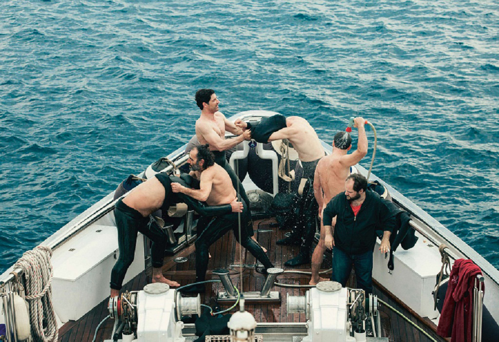 Sáu người đàn ông thể hiện bản lĩnh trong phim Chevalier - Ảnh: Chụp màn hình Variety