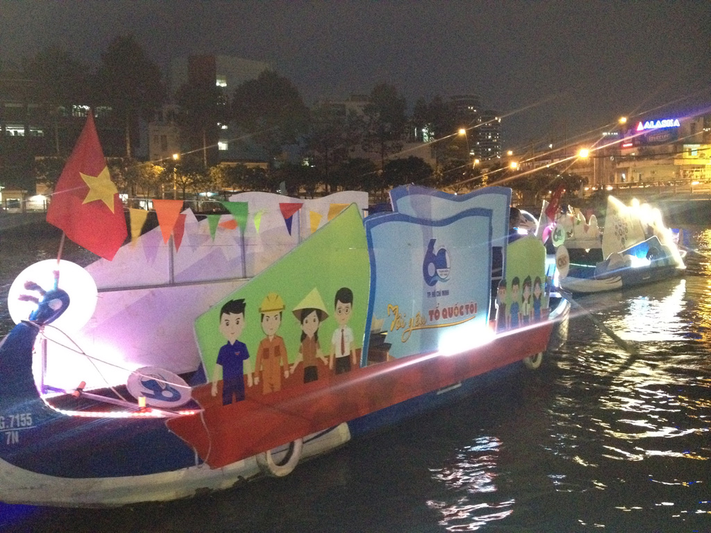 Chương trình diễu hành thuyền hoa trên tuyến kênh Nhiêu Lộc - Thị Nghè -Ảnh: Lê Thanh