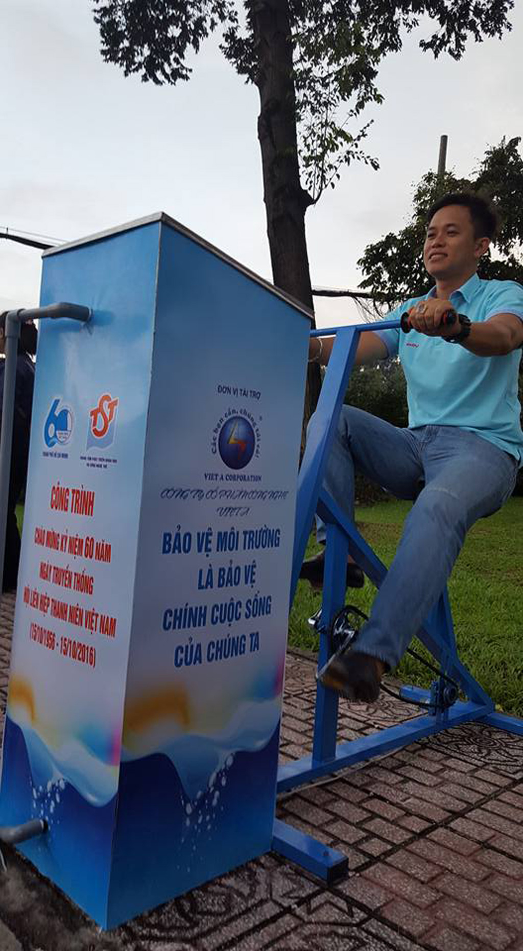 Lắp đặt máy lọc nước “2 trong 1” tại kênh Nhiêu Lộc – Thị Nghè (TP.HCM) nhằm tuyên truyền và nâng cao ý thức của người dân trong việc bảo vệ môi trường - Ảnh: Lê Thanh