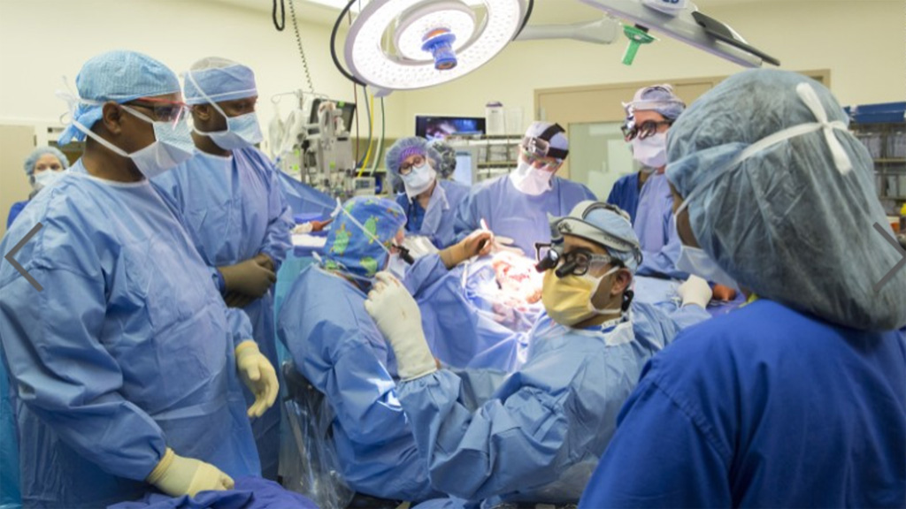 Đội ngũ y bác sĩ đang phẫu thuật cho đôi song sinh Jadon McDonald và Anias McDonald - Ảnh chụp màn hình CN