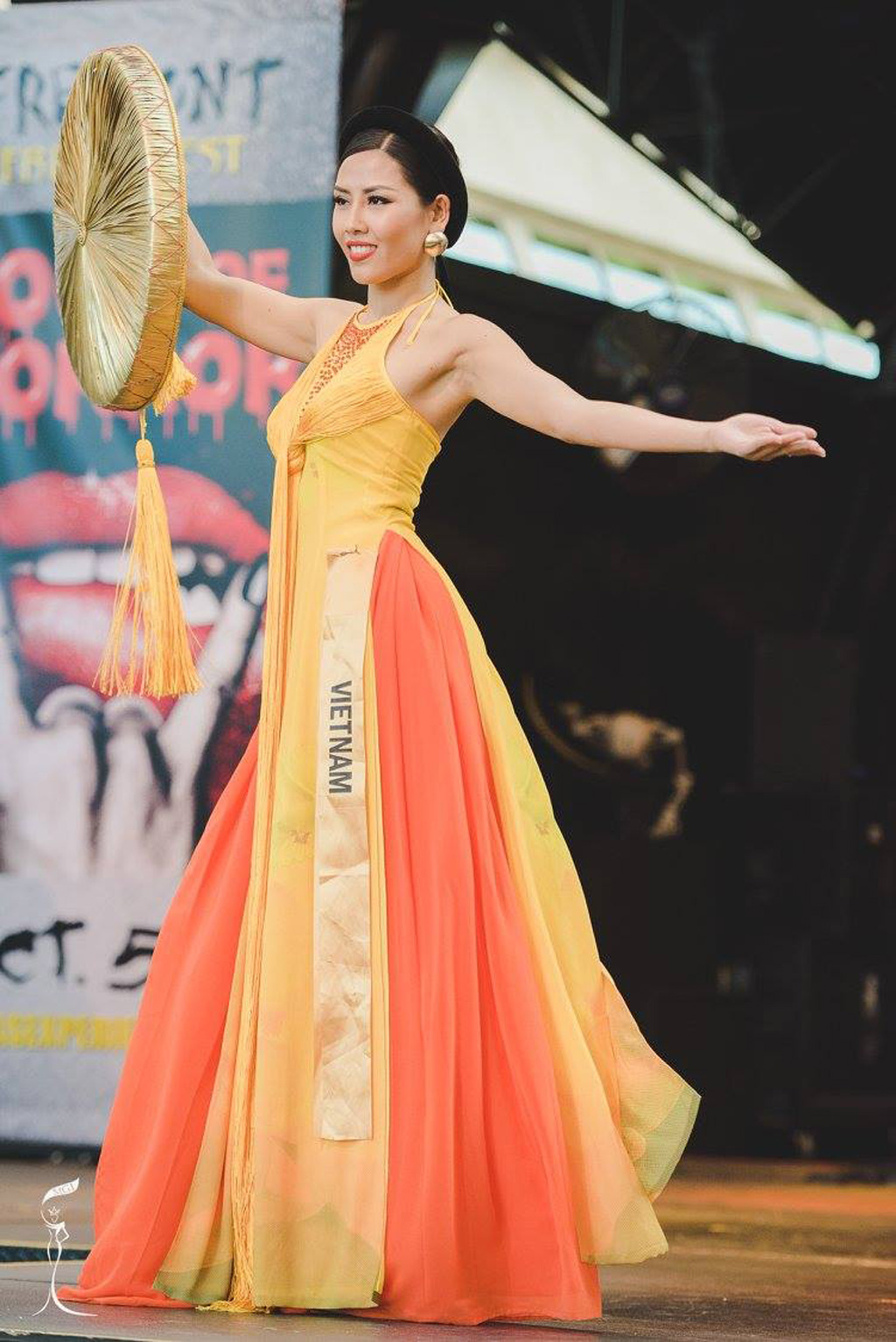 Đại diện Việt Nam tự tin trên sân khấu biểu diễn phần thi trang phục dân tộc