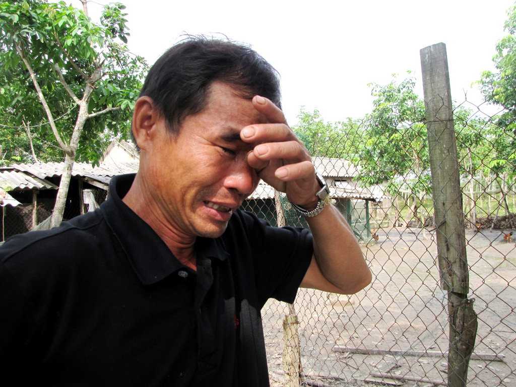 Anh Nguyễn Đình Sơn bật khóc khi kể về những mất mát do mưa lũ - Ảnh: Trương Quang Nam