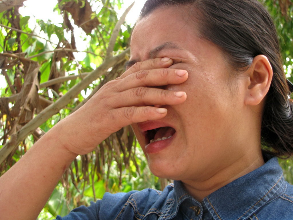 Chị Đặng Thị Ánh òa khóc trước tổn thất quá lớn- Ảnh: Trương Quang Nam