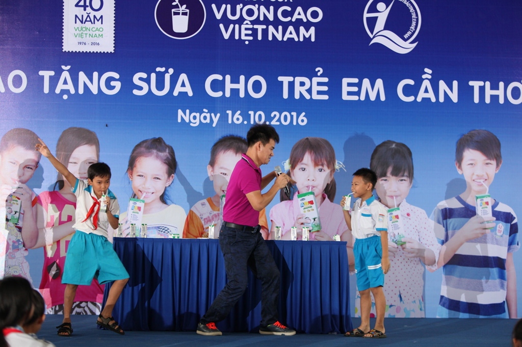 Tham dự chương trình các em học sinh Cần Thơ còn được giao lưu và tham gia các trò chơi vui nhộn Nghệ sĩ hài Xuân Bắc, đại sứ thiện chí của chương trình Quỹ sữa Vươn cao Việt Nam