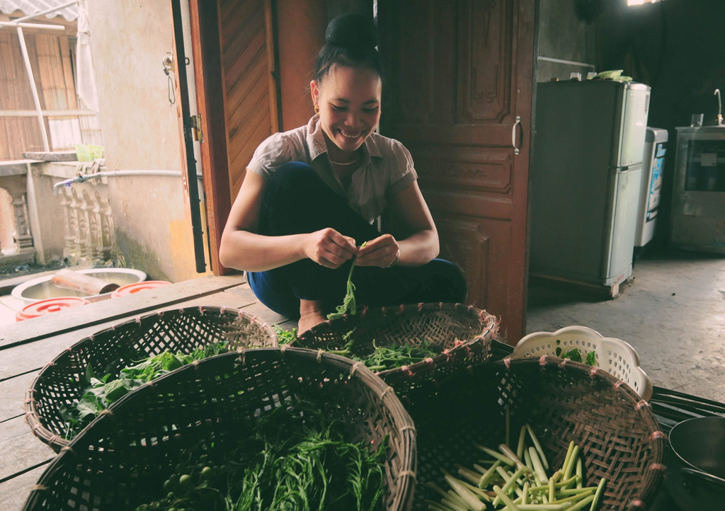 Chị Hà Thị Toán , người bản Đường (xã Thạch Lương, huyện Văn Chấn, Yên Bái) kể cho tôi nghe tên các loại rau trong món ăn, gồm: rau muống, rau bí, măng giềng, mã đề, mùi tàu, rau thối (loại rau đặc sản của Yên Bái, còn có tên gọi là phắc nam) và quả cà gai