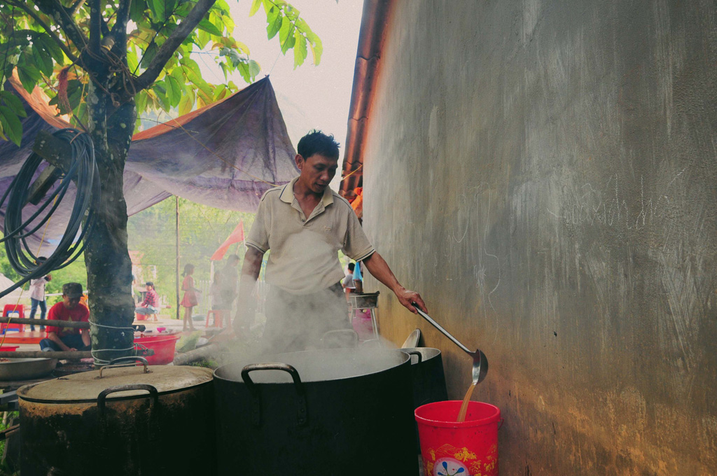 Anh Triệu Văn Lâm (dân tộc Dao) sống tại km3, xã Nà Hối, thị trấn Bắc Hà cho biết cần phải múc bỏ váng bẩn trong khi ninh như vậy nồi để nước dùng thêm trong