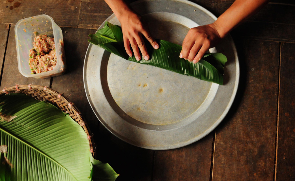 Cách chế biến món thịt lợn ‘phặc phằm pỉnh’ cũng rất lạ đối với tôi. Trước giờ, trong suy nghĩ của tôi lá dong chỉ dùng gói bánh chưng, bánh tét, bánh tẻ rồi luộc lên. Nhưng trong văn hoá ẩm thực của mình, người Thái còn dùng lá dong để gói thịt rồi nướng lên