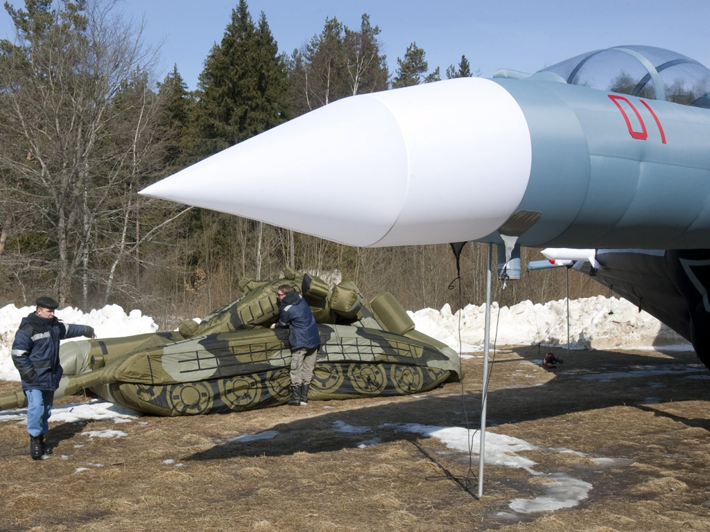 Chiến đấu cơ Su 27 và xe tăng “dỏm” - Ảnh: Reuters
