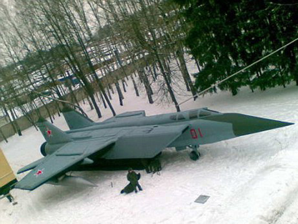 Chiến đấu cơ Mig 31 bơm hơi của Nga - Ảnh: Reuters