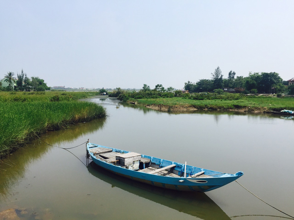 Những con thuyền nằm yên bên dòng sông như chờ đợi