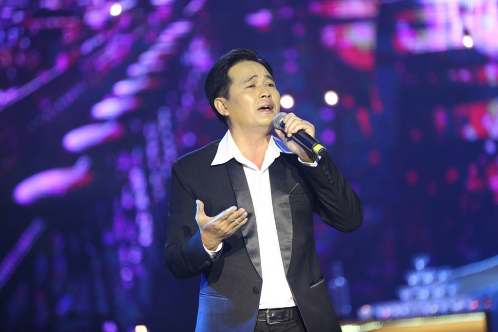 Anh công nhân Đào Duy Khánh với nhạc phẩm Tình như mây khói dành được nhiều lời khen từ ban giám khảo. Ảnh: BTC