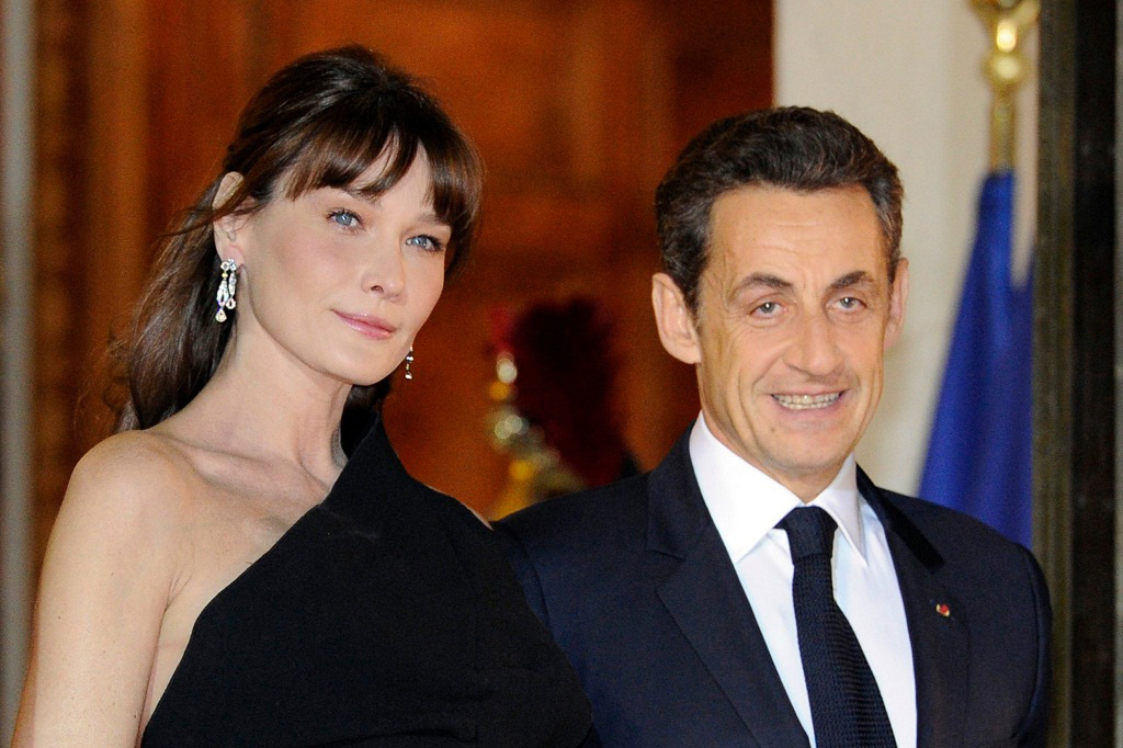 Carla Bruni bên cạnh cựu tổng thống Pháp Nicolas Sarkozy - Ảnh: AFP