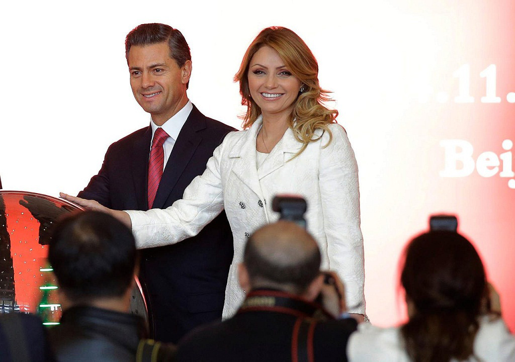 Phu nhân Angelica Rivera bên cạnh ông chồng tổng thống với ngoại hình cũng không kém gì tài tử điện ảnh - Ảnh: Reuters