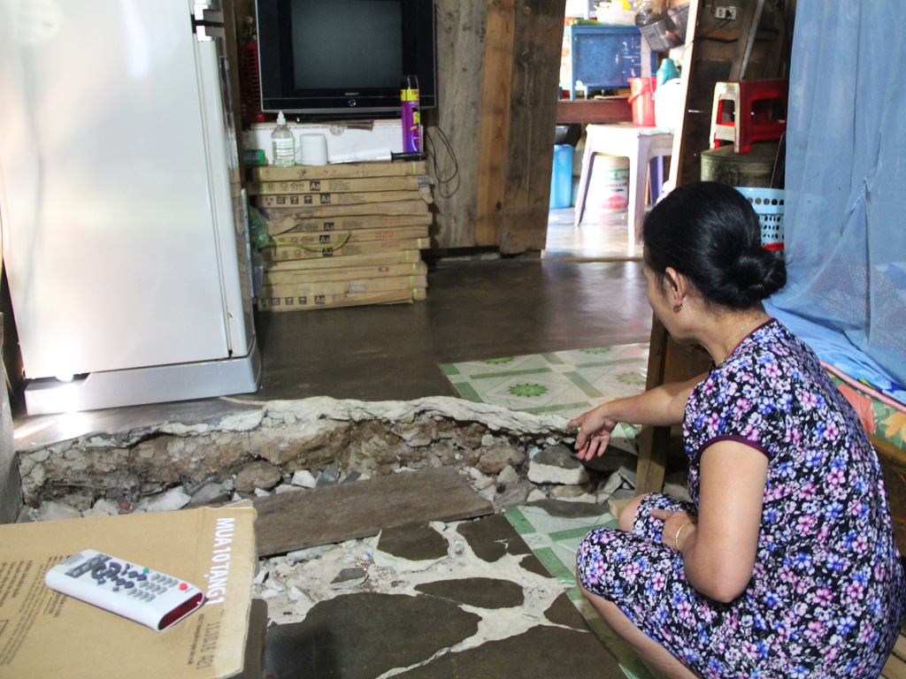Gia đình bà Nguyễn Thị Huệ đang ở trong căn nhà xiêu vẹo, nứt toác do sụt lún - Ảnh: Trùng Dương