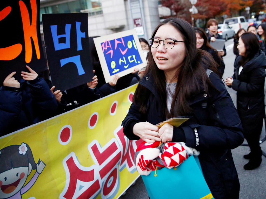 Một thí sinh dự kỳ thi đại học quốc gia ở Hàn Quốc ngày 17.11 - Ảnh: Reuters