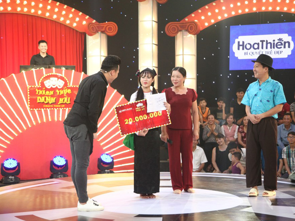 Khi nhật được 20 triệu tiền thưởng, Lâm Oanh đã xin dừng cuộc chơi và mẹ cô cũng xuất hiện để nhận thưởng cùng - Ảnh: BTC